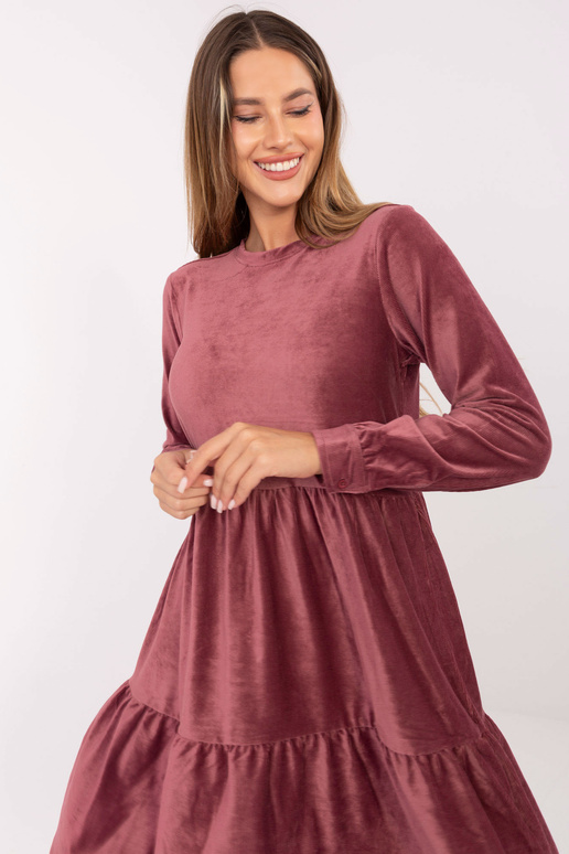 Kleita tumši rozā krāsā