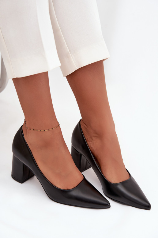 Kurpes Na Słupkowym Obcasie Ze Szpiczastymi Noskami Melns Ryvessa