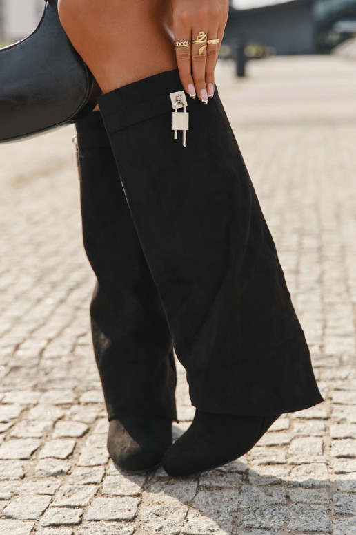 Sieviešu garās zābaki uz platformas ar jostām un sudraba detaļām, melnā krāsā Korivelle