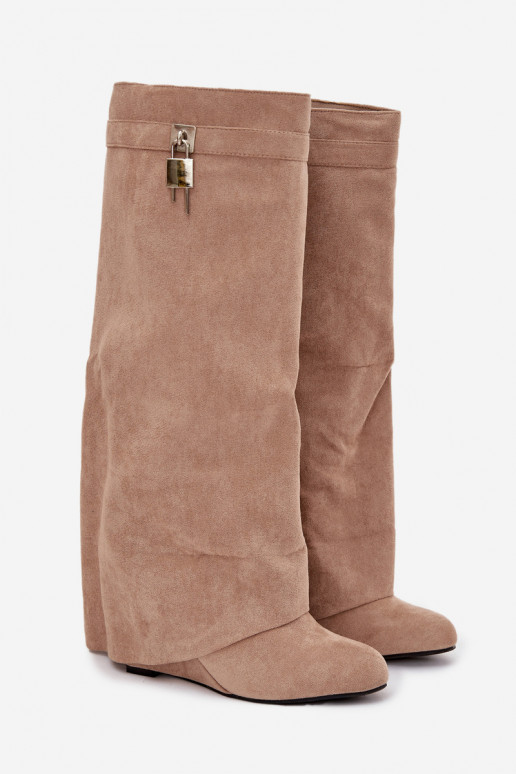 Sieviešu garās zābaki uz platformas ar jostām un sudraba detaļām, smilšu krāsā Korivelle