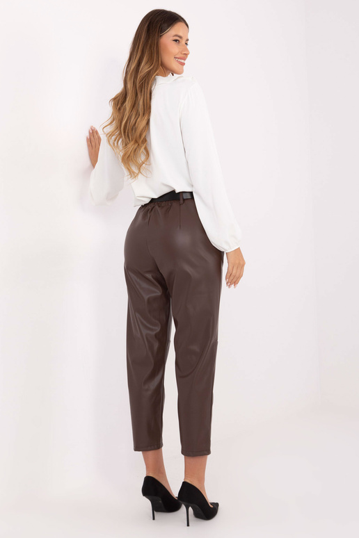 Tumši brūnas bikses