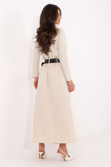 Gaiši smilškrāsas svārki