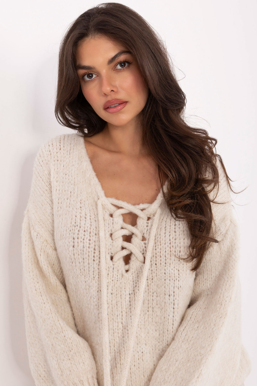 Gaiši smilšu krāsas džemperis