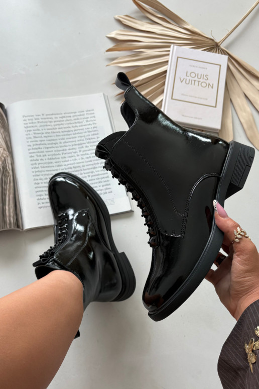 Sieviešu lakoti zābaciņi no mākslīgās ādas D&A MR52-108 melnā krāsā