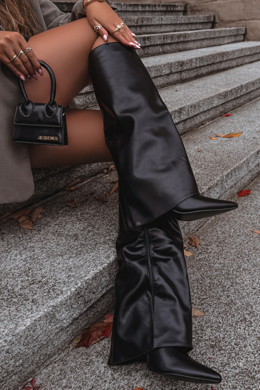 Siltināti garie zābaki ar plāniem papēžiem un iegriezumu melnā krāsā Tamonia