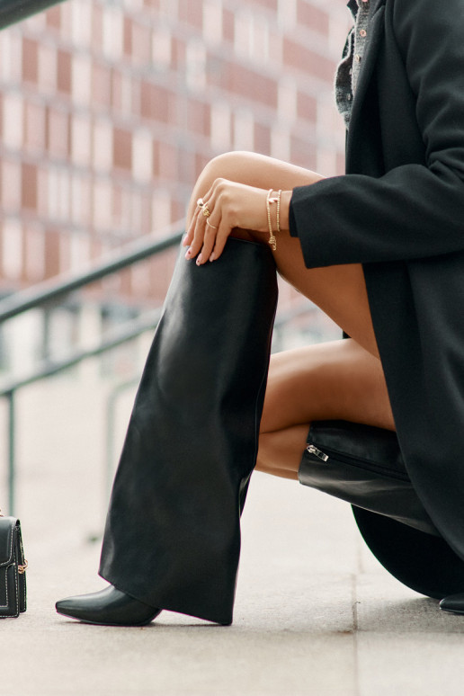 Siltināti garie zābaki ar plāniem papēžiem un iegriezumu melnā krāsā Tamonia