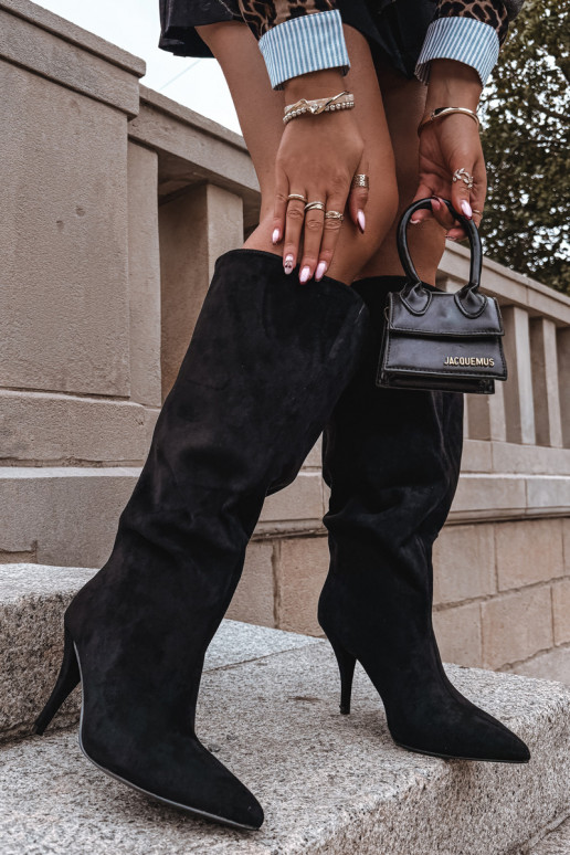 Paslīdēt uz sieviešu garie zābaki ar papēdiEko zamšādau melnas krāsas Noretta Paslīdēt uz sieviešu garie zābaki ar papēdiEko zamšādau melnas krāsas Noretta