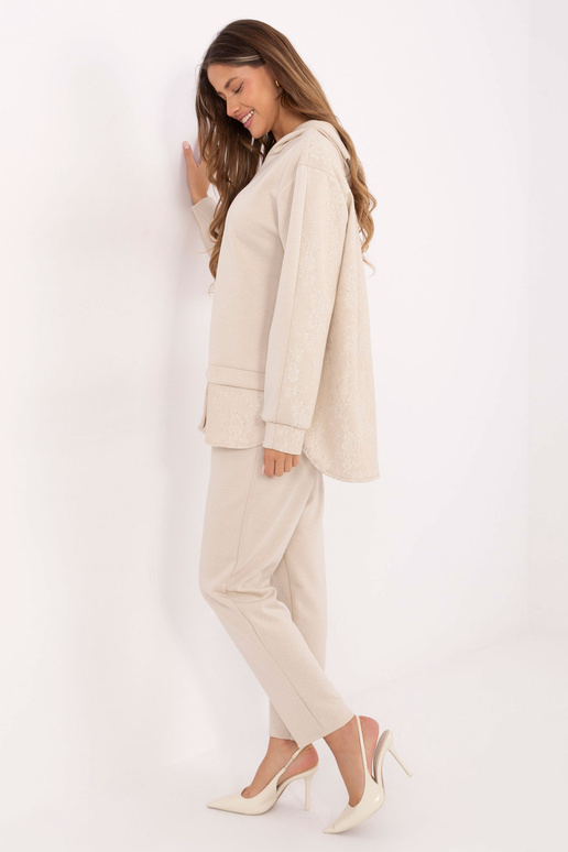 Komplekts gaiši smilšu krāsā Komplekts gaiši smilšu krāsā