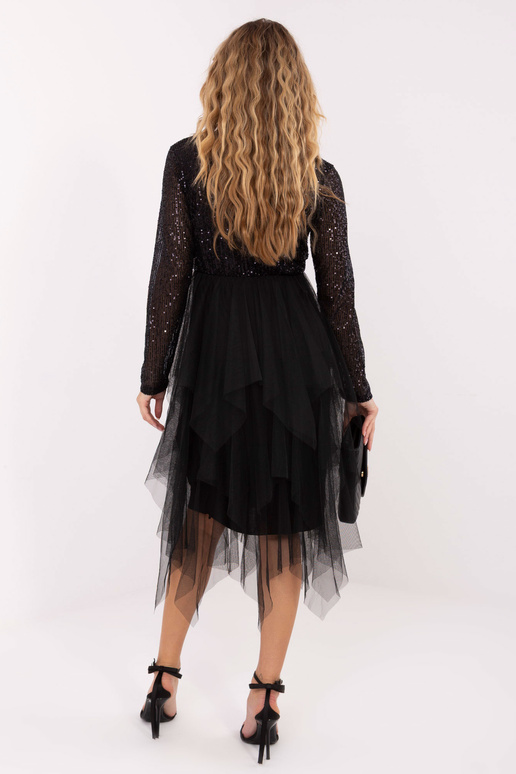 Kleita melnā krāsā