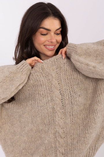 Gaiši smilškrāsas džemperis