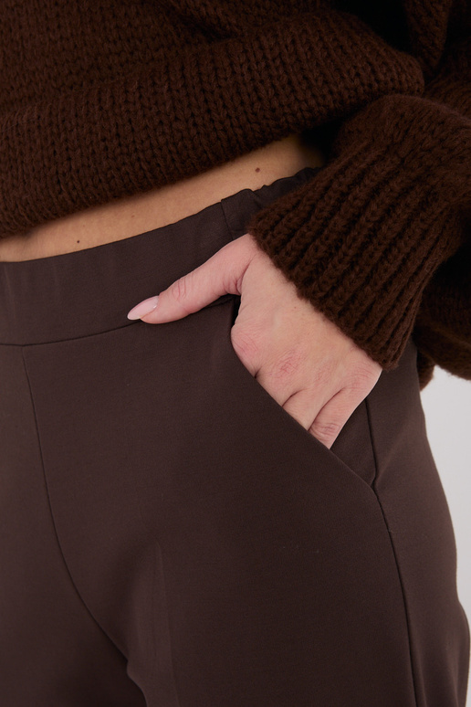 Tumši brūnas bikses