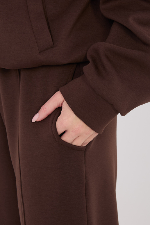 Tumši brūnas bikses