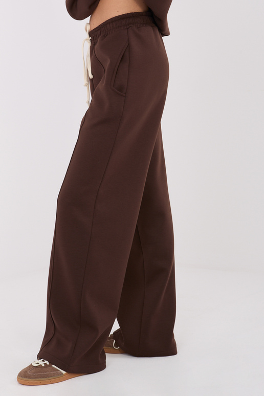 Tumši brūnas bikses