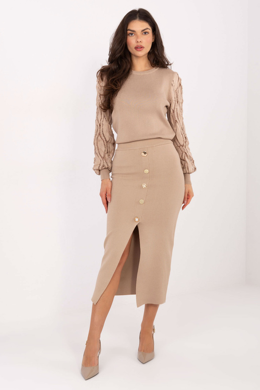 Tumši smilšu krāsas svārki