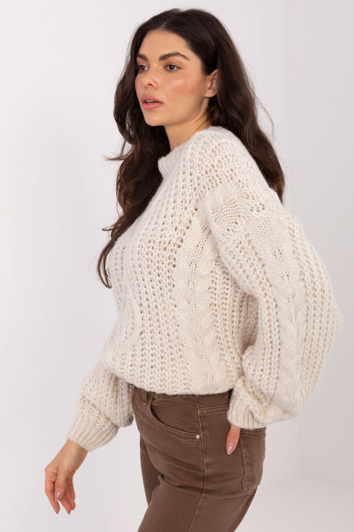 Gaiši smilškrāsas džemperis