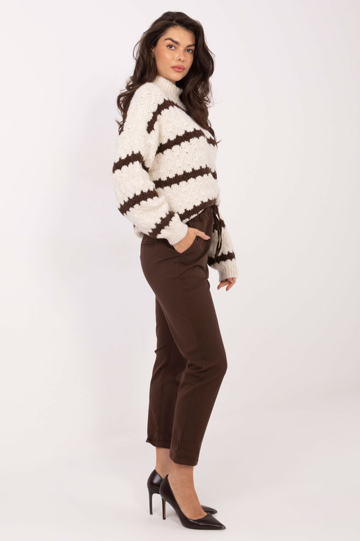 Tumši brūnas bikses