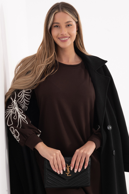 Kleita tumši brūnā krāsā