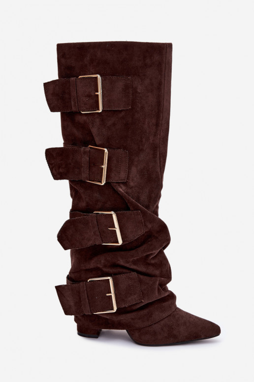 Šokolādes krāsas sieviešu garie zābaki ar papēžiem, zelta sprādzi un paplašinātu uzpusi no mākslīgā zamša Isave