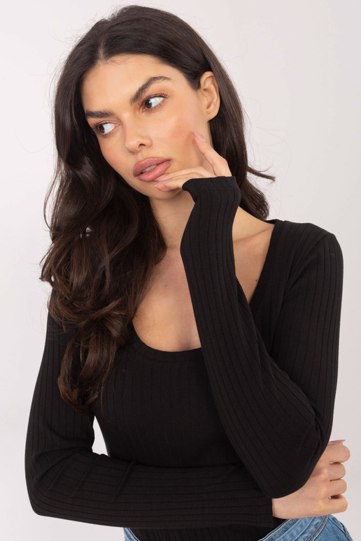 Melns ķermeņa apģērbs