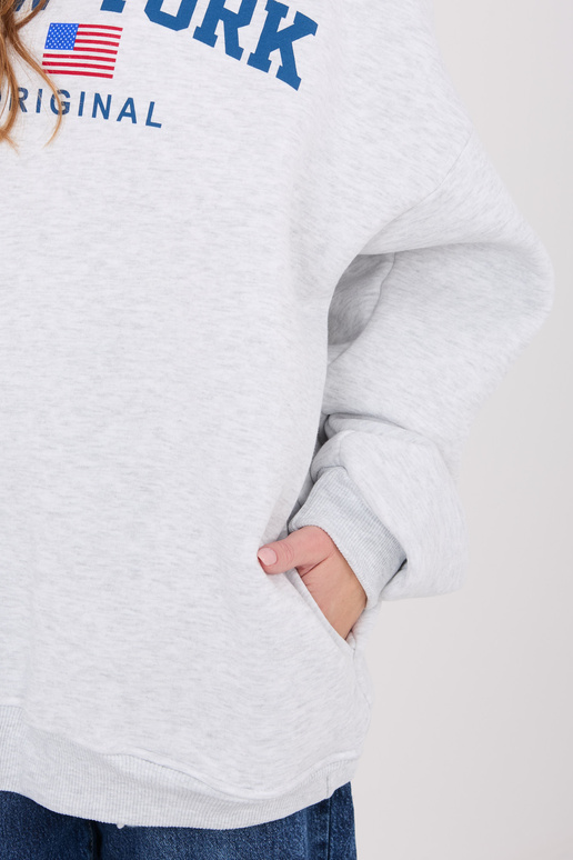 Gaiši pelēks un zils džemperis