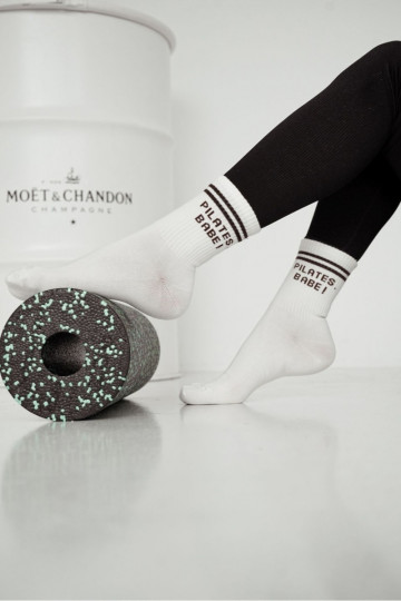 Zeķes  Z Brūnas krāsasm Napisem PILATES, BABE! 