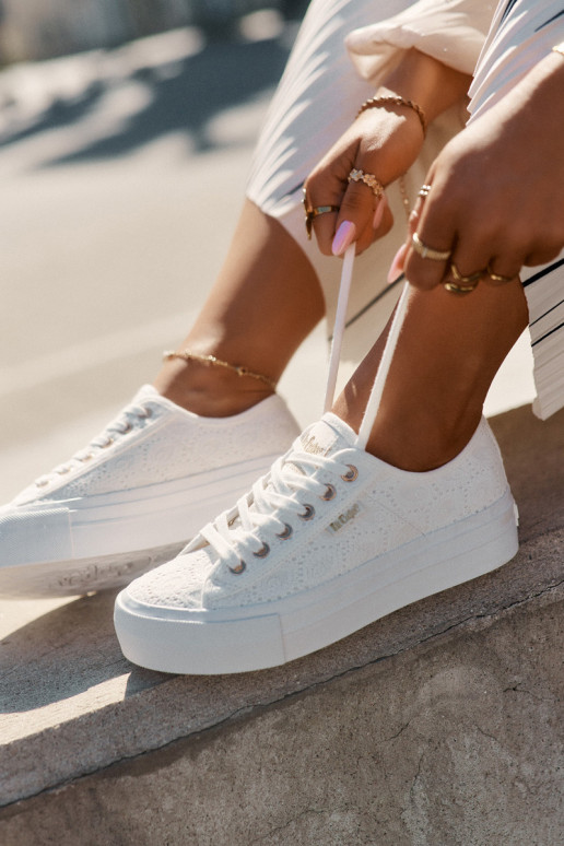 sieviešu puszābaki ar mežģīnēm Lee Cooper LCW-25-31-3438L baltas krāsas