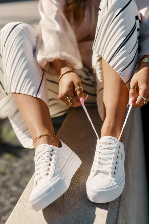 sieviešu puszābaki ar mežģīnēm Lee Cooper LCW-25-31-3438L baltas krāsas