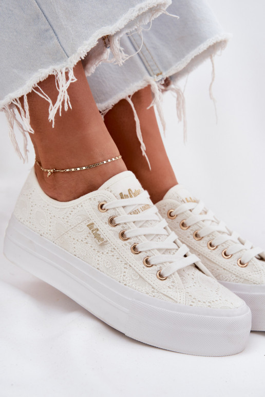 sieviešu puszābaki ar mežģīnēm Lee Cooper LCW-25-31-3438L baltas krāsas