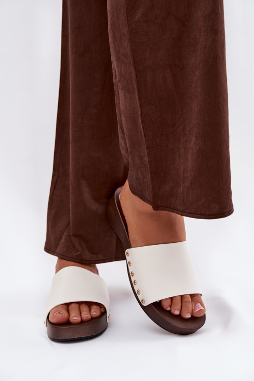 sieviešu čības ar kniedēm baltas krāsas Terissa