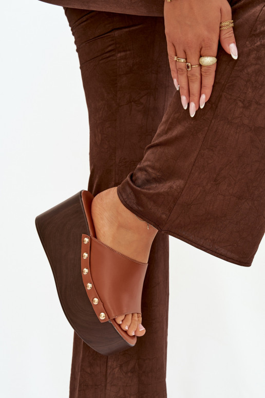 sieviešu čības  ar kniedēm brūnas krāsas Mareline