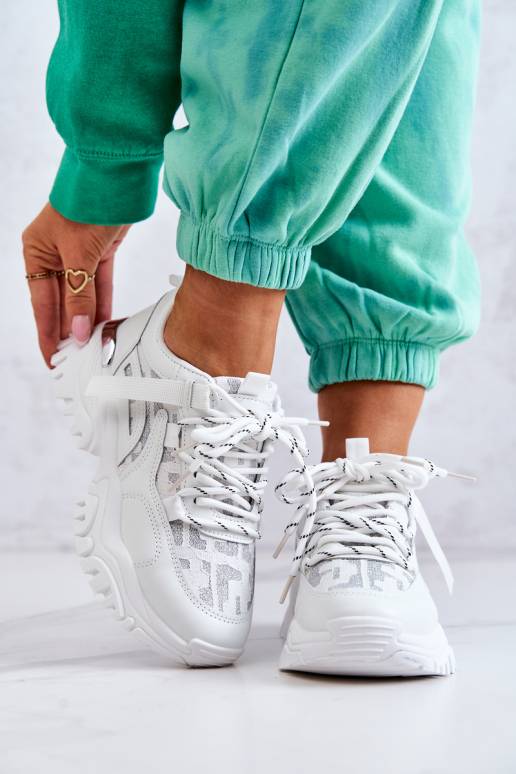 Sneakers modeļa apavi baltas krāsas... Sneakers modeļa apavi baltas krāsas...