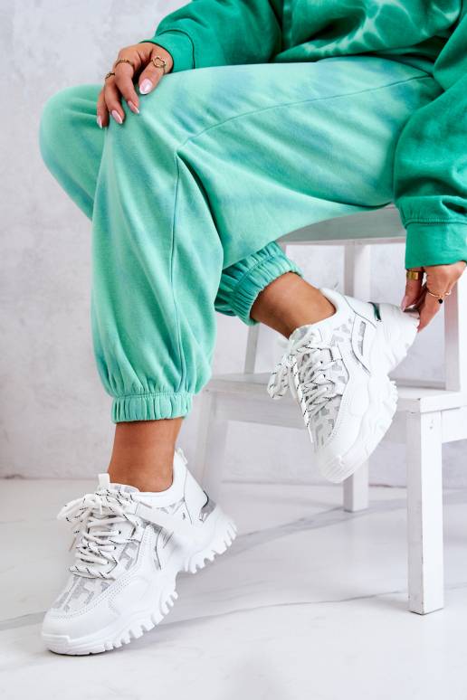 Sneakers modeļa apavi baltas krāsas... Sneakers modeļa apavi baltas krāsas...