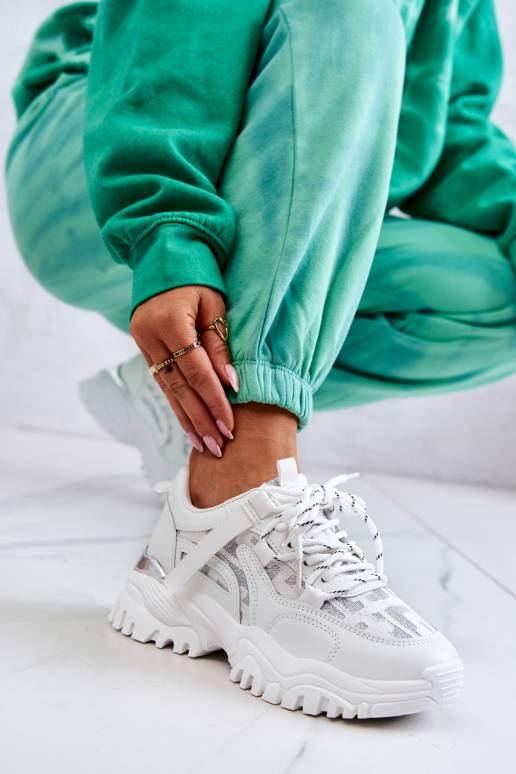 Sneakers modeļa apavi baltas krāsas... Sneakers modeļa apavi baltas krāsas...