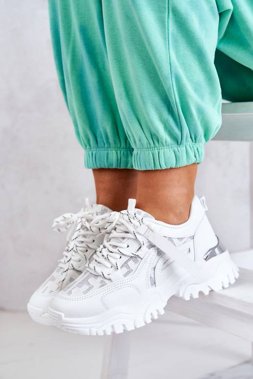 Sneakers modeļa apavi baltas krāsas... Sneakers modeļa apavi baltas krāsas...