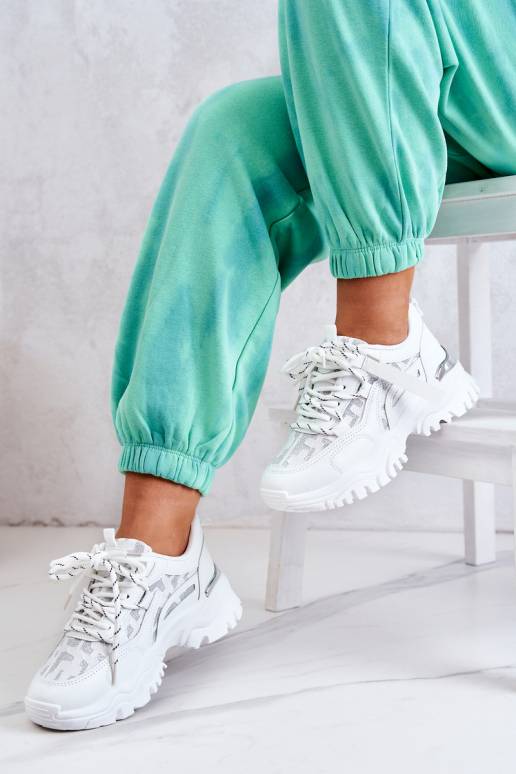 Sneakers modeļa apavi baltas krāsas... Sneakers modeļa apavi baltas krāsas...