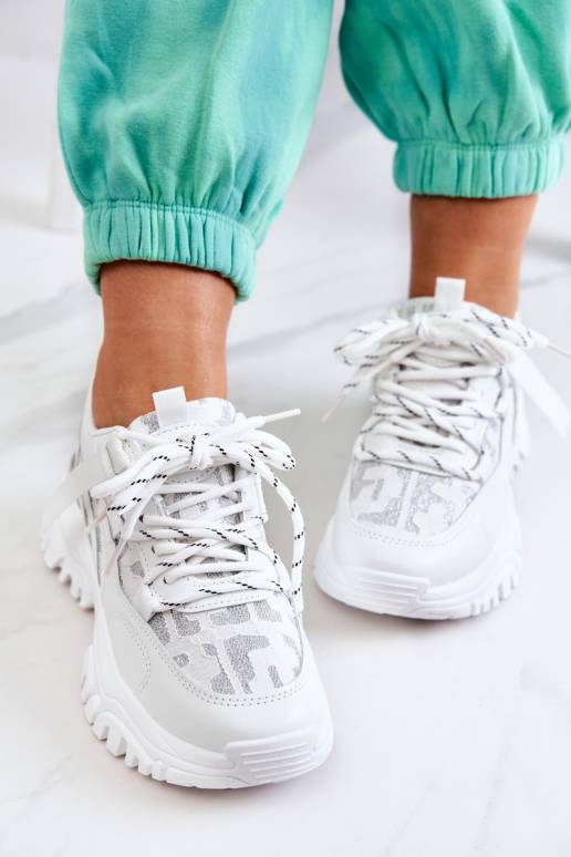 Sneakers modeļa apavi baltas krāsas... Sneakers modeļa apavi baltas krāsas...