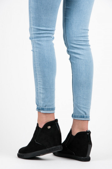 Zamšādas melnas uzvelkamas...