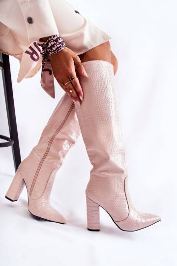 Stilīgasrnas garie zābaki...