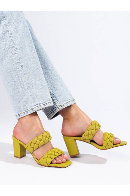 Zaļas krāsas plecione klapaki uz papēža Shelovet