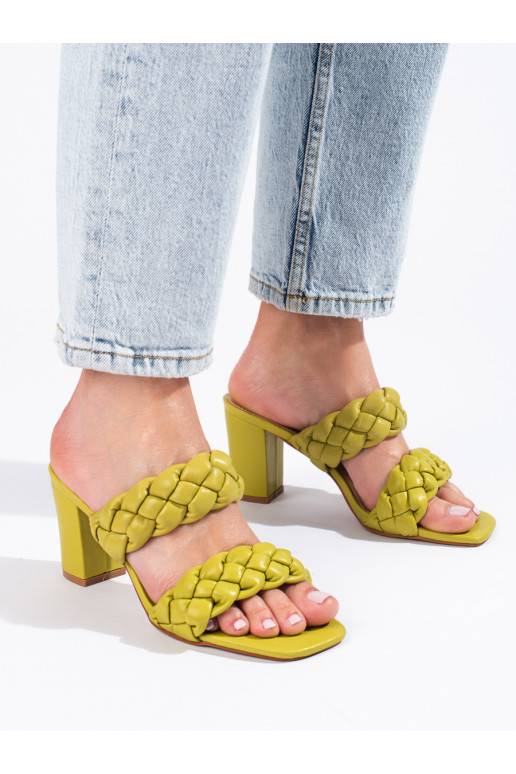 Zaļas krāsas plecione klapaki uz papēža Shelovet