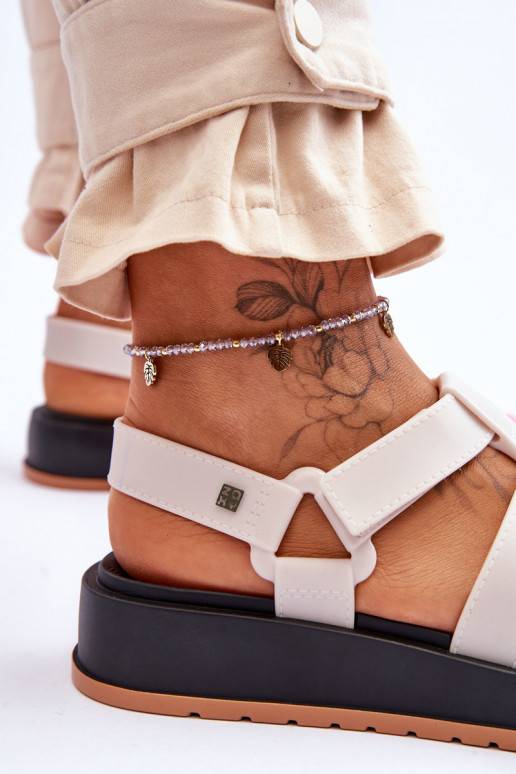 sandales ar lipīgām aizdarēm... sandales ar lipīgām aizdarēm...