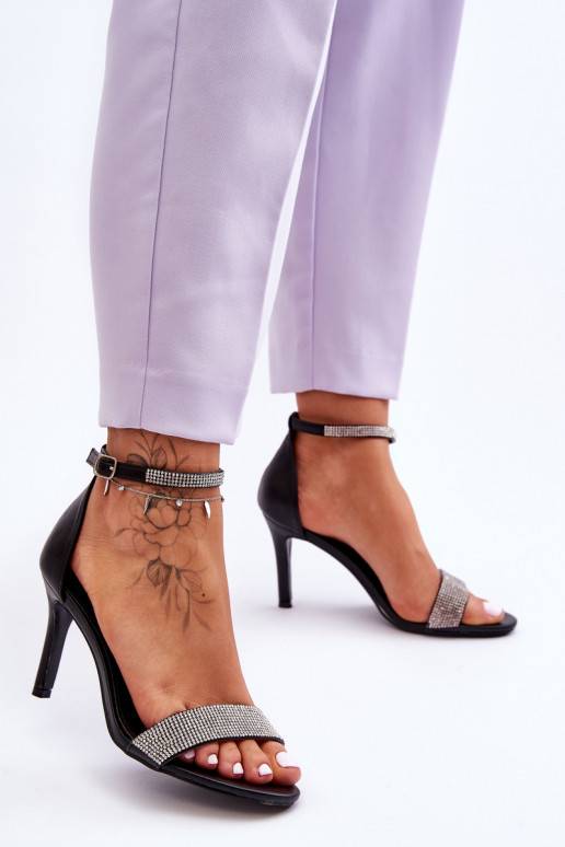 Kurpes ar plānu papēdi melnas krāsas... Kurpes ar plānu papēdi melnas krāsas...