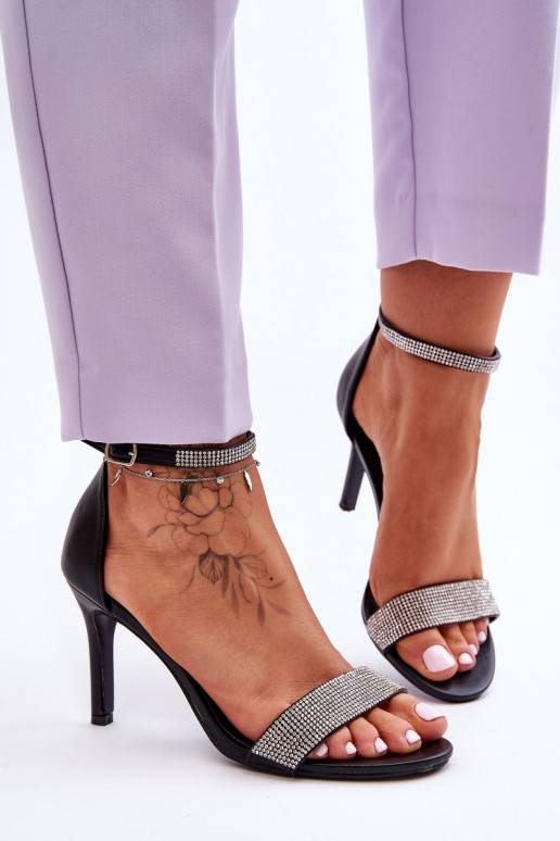 Kurpes ar plānu papēdi melnas krāsas... Kurpes ar plānu papēdi melnas krāsas...