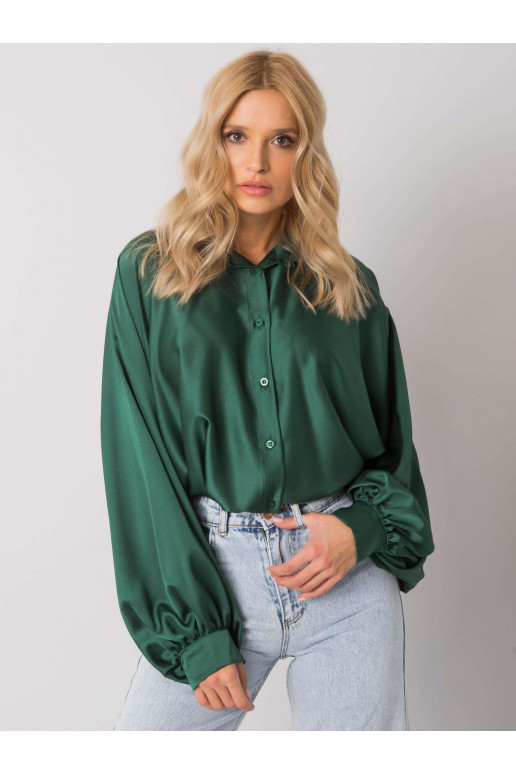 Zaļš krekls ar platām piedurknēm...