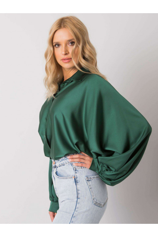 Zaļš krekls ar platām piedurknēm...