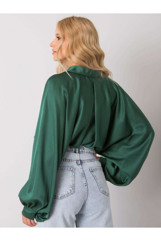 Zaļš krekls ar platām piedurknēm...