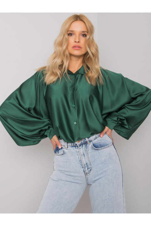 Zaļš krekls ar platām piedurknēm...