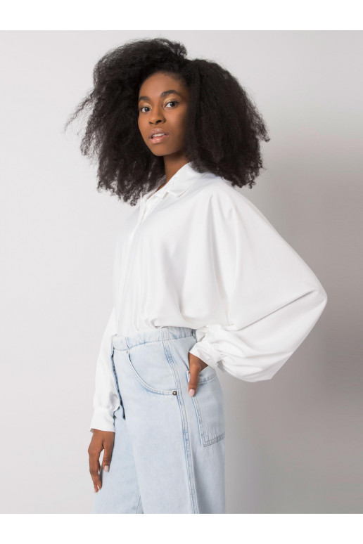 Balts krekls ar platām piedurknēm...