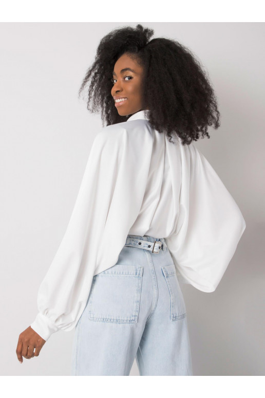 Balts krekls ar platām piedurknēm...